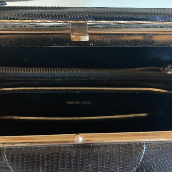 Vintage black leather Pocketbook, with a metal clasp and a built-in wallet. - Picture 2 of 8